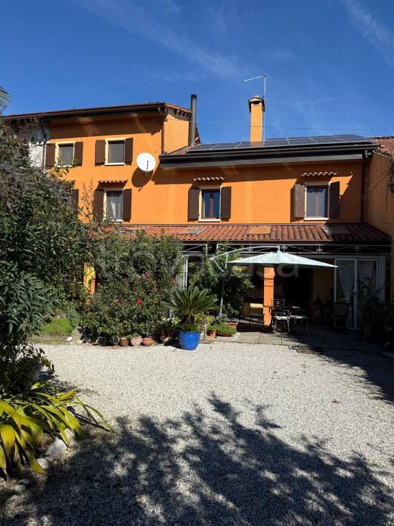 casa indipendente in vendita a Valvasone Arzene in zona Valvasone