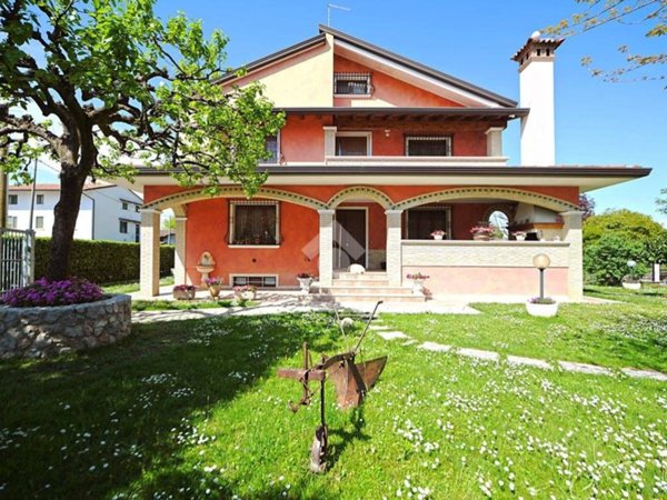 casa indipendente in vendita a Valvasone Arzene in zona Valvasone