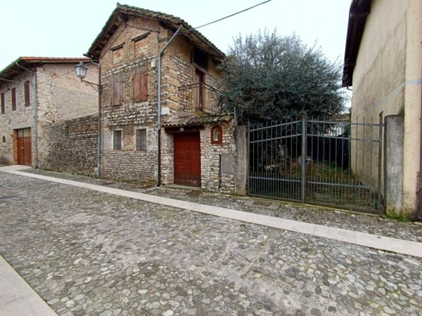 casa indipendente in vendita a Valvasone Arzene in zona Valvasone