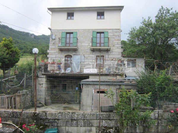 casa indipendente in vendita ad Agnone in zona Fontesambuco
