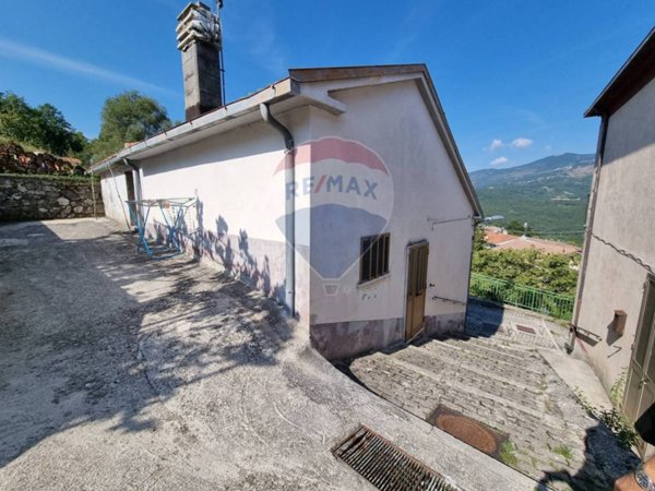 casa indipendente in vendita a Castel del Giudice