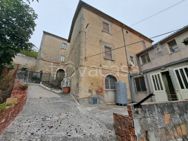 casa indipendente in vendita a Castelpetroso in zona Camere