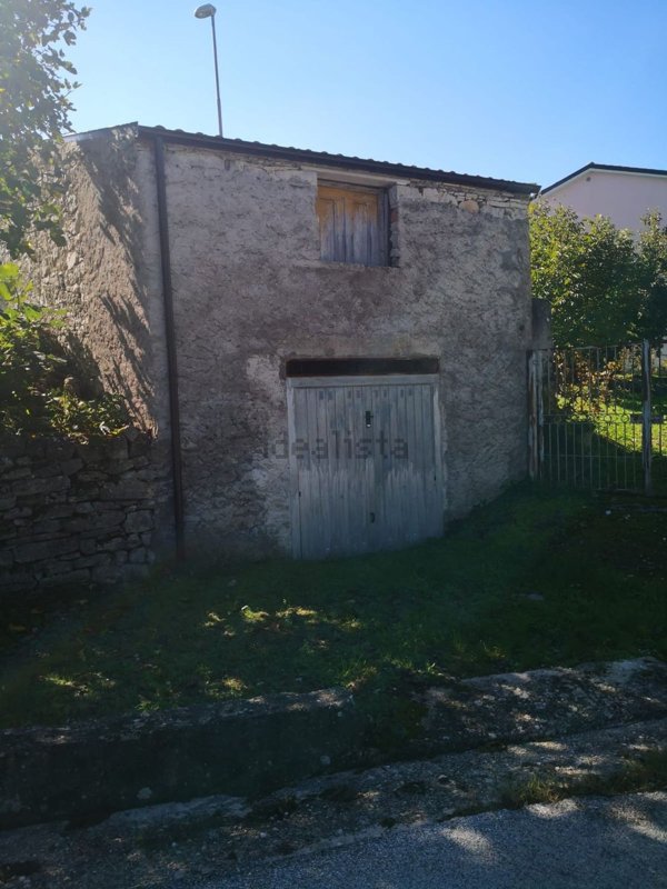 casa indipendente in vendita a Castelpetroso in zona Camere