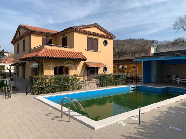 casa indipendente in vendita a Castelpetroso in zona Camere