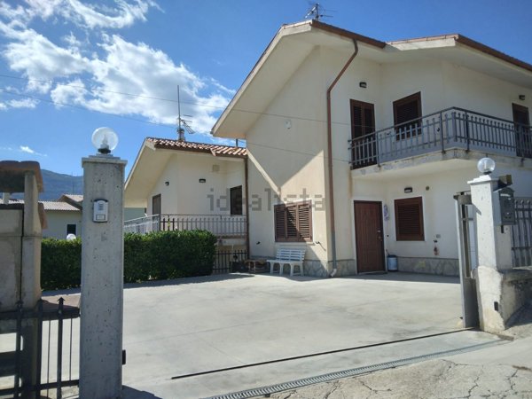 casa indipendente in vendita a Castelpetroso in zona Camere
