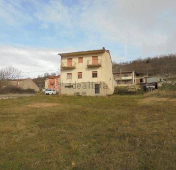 casa indipendente in vendita a Castelpetroso in zona Camere