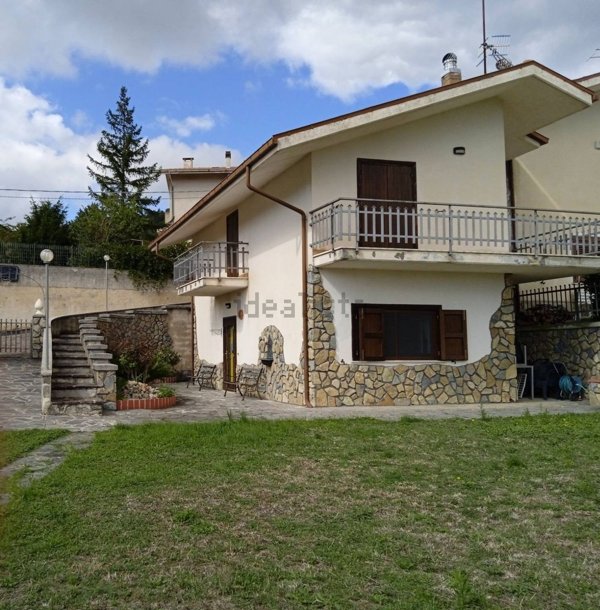 casa indipendente in vendita a Castelpetroso in zona Camere