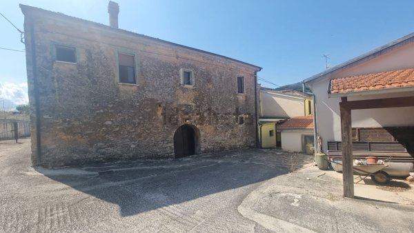 quadrivano in vendita a Castelpetroso in zona Camere