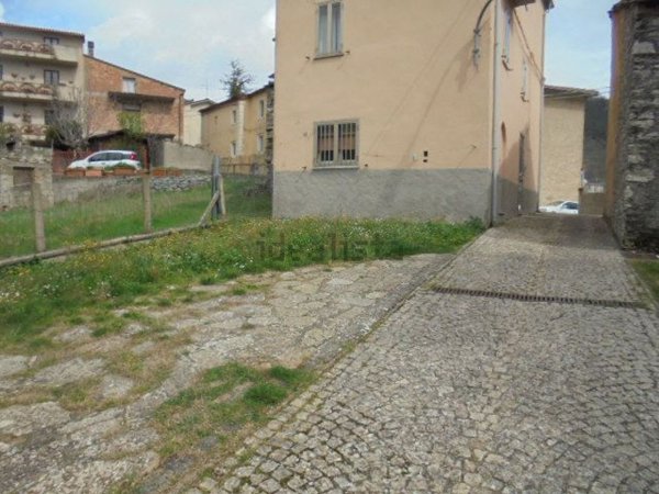 esavano in vendita a Castelpetroso in zona Indiprete