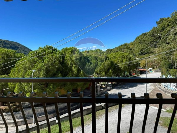 casa indipendente in vendita a Castelpetroso in zona Camere