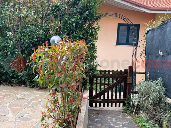 casa indipendente in vendita a Castelpetroso in zona Camere