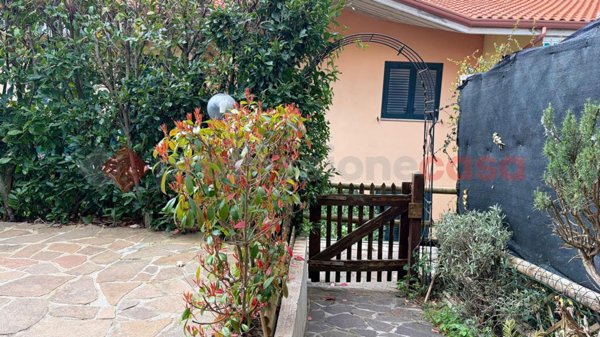 casa indipendente in vendita a Castelpetroso in zona Camere