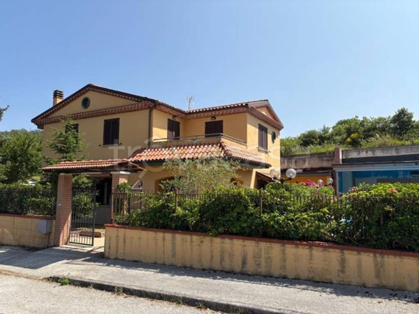 casa indipendente in vendita a Castelpetroso in zona Camere