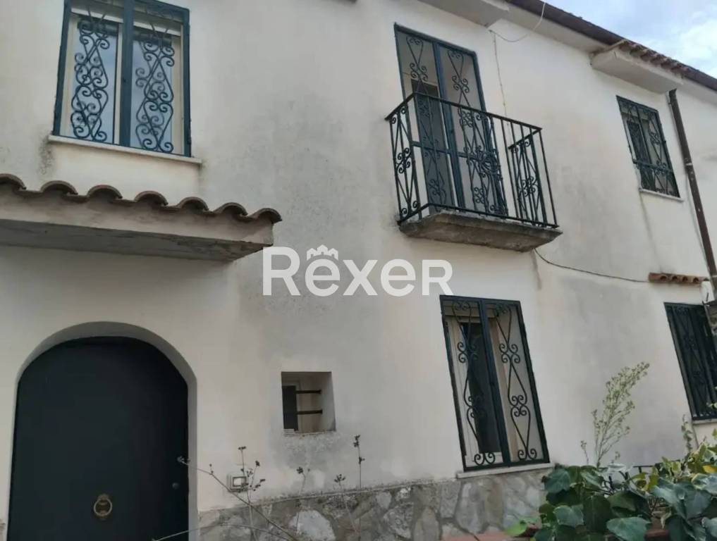 casa indipendente in vendita a Castelpetroso in zona Camere