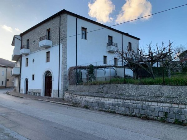 casa indipendente in vendita a Castelpetroso in zona Camere