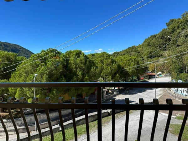 casa indipendente in vendita a Castelpetroso in zona Camere