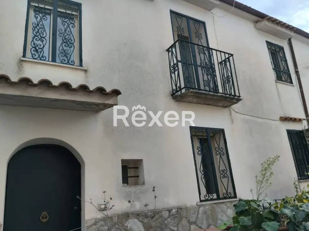 casa indipendente in vendita a Castelpetroso in zona Camere