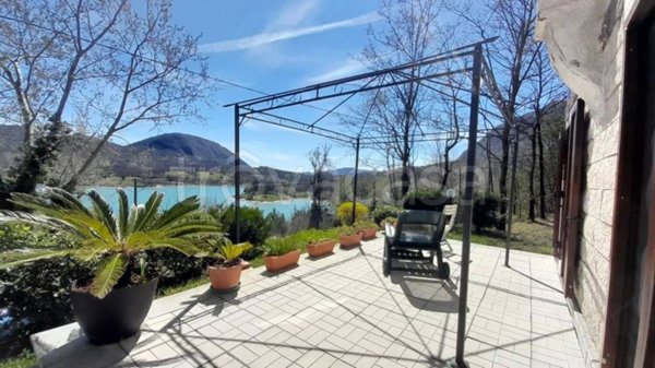 casa indipendente in vendita a Castel San Vincenzo