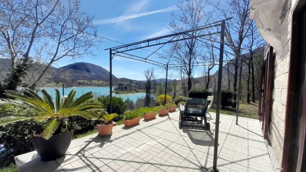 casa indipendente in vendita a Castel San Vincenzo