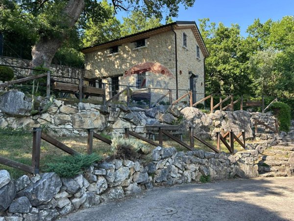 casale in vendita a Castel San Vincenzo in zona Cartiera