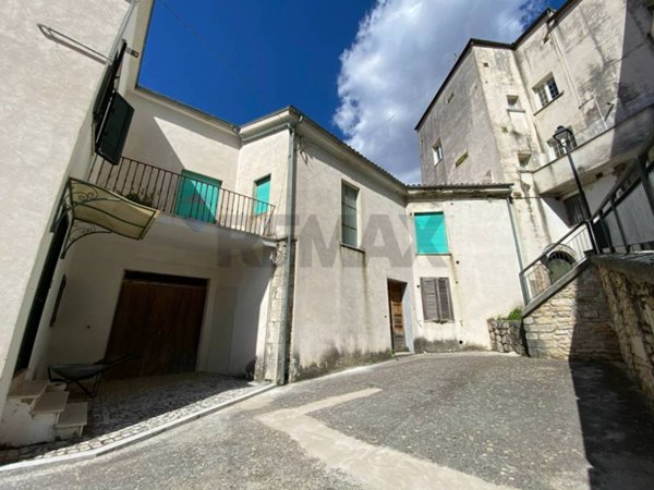 casa indipendente in vendita a Colli a Volturno in zona Cerreto