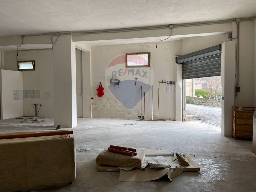 locale di sgombero in vendita a Colli a Volturno