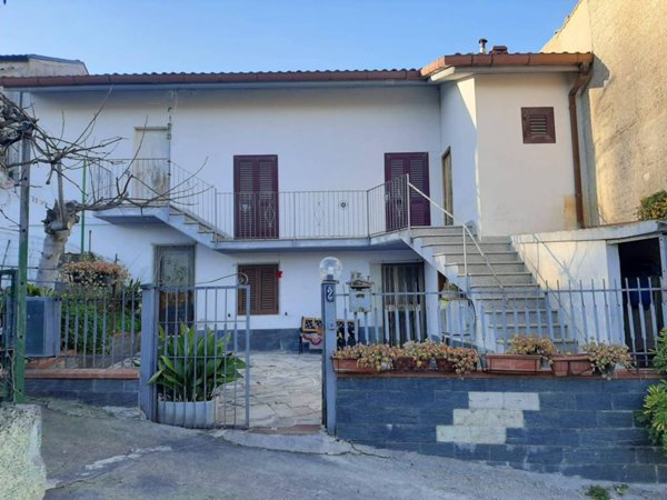 casa indipendente in vendita ad Isernia in zona Salietto