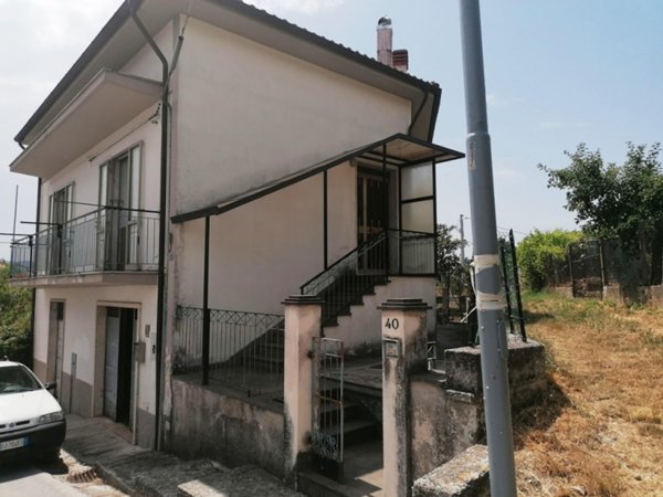 casa indipendente in vendita ad Isernia in zona Castelromano