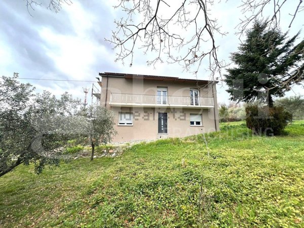 casa indipendente in vendita ad Isernia in zona Colle Pagano