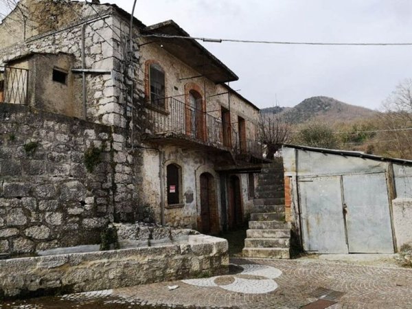 casa indipendente in vendita ad Isernia in zona Castelromano