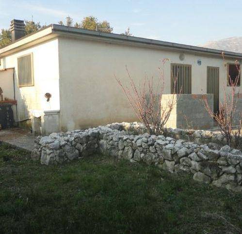 casa indipendente in vendita ad Isernia in zona Contrada Le Piane