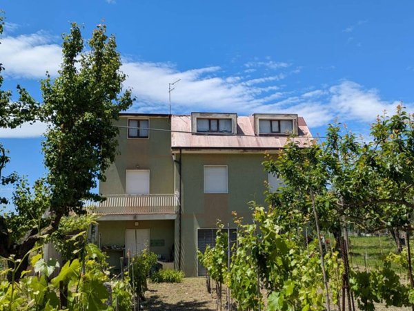 casa indipendente in vendita ad Isernia in zona Contrada Rio