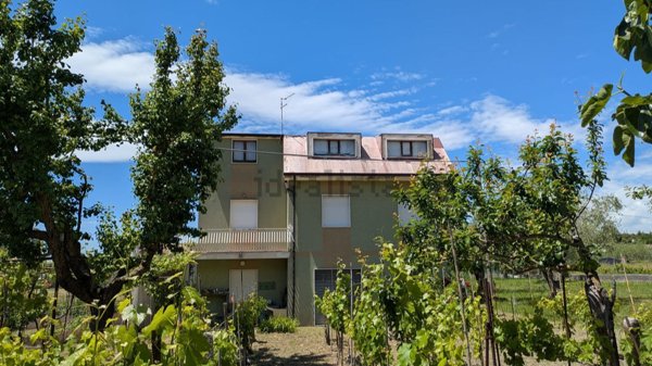 casa indipendente in vendita ad Isernia in zona Contrada Rio