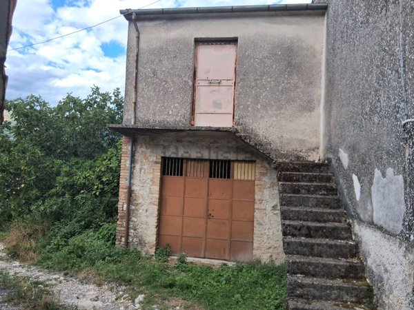 casa indipendente in vendita ad Isernia in zona Colle Pagano