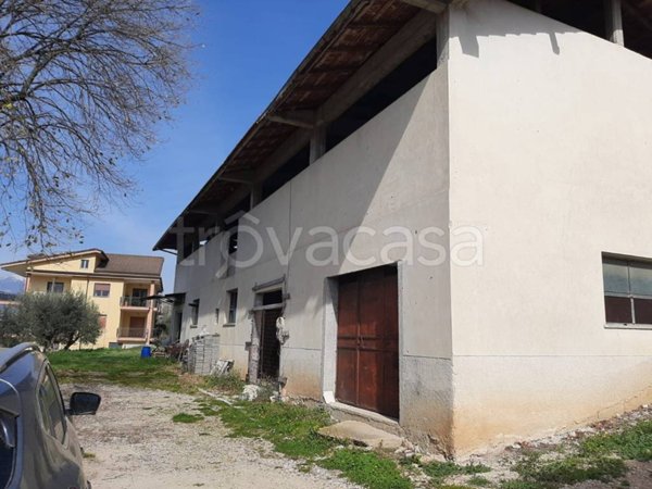 locale commerciale in vendita ad Isernia in zona Fragnete
