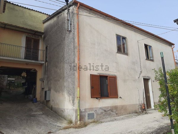 casa semindipendente in vendita ad Isernia in zona Fragnete
