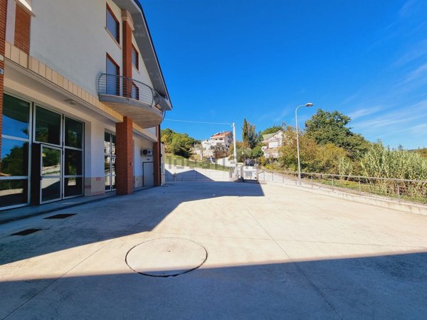 locale commerciale in vendita ad Isernia