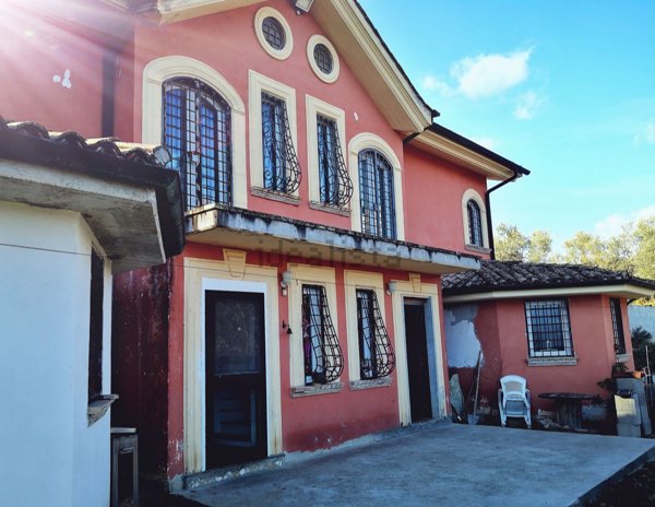 casa indipendente in vendita ad Isernia in zona Contrada Castagna