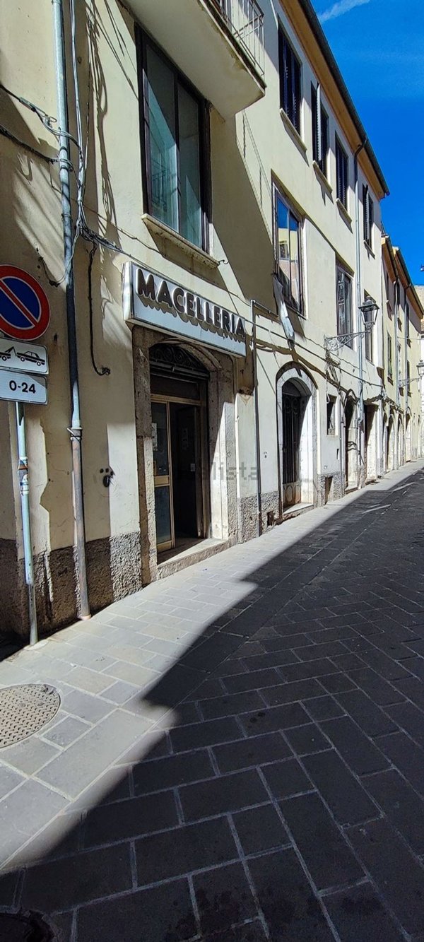 locale commerciale in vendita ad Isernia