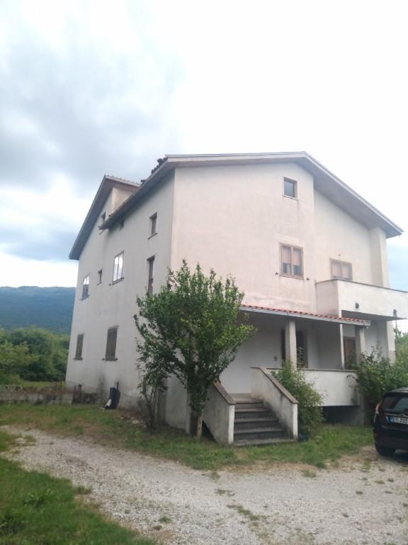 casa indipendente in vendita ad Isernia in zona Contrada Le Piane