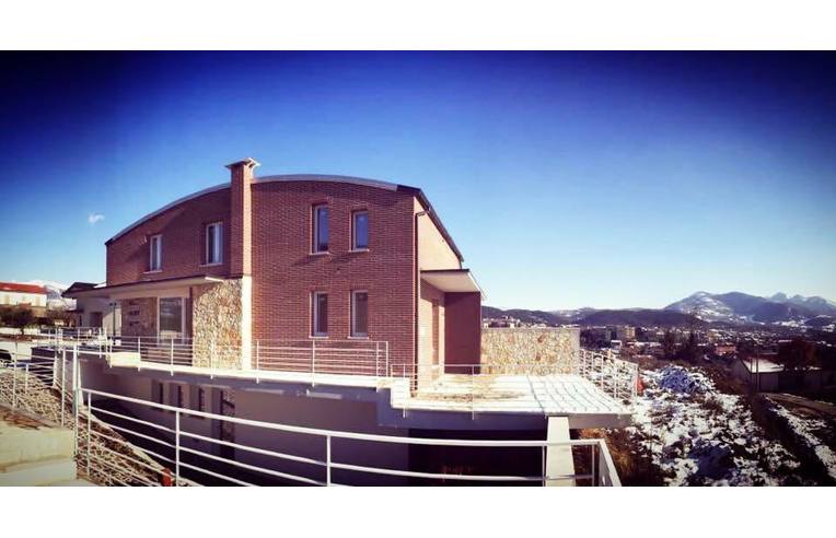 casa indipendente in vendita ad Isernia in zona Contrada Belvedere