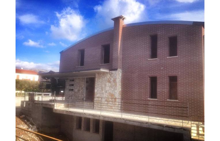 casa indipendente in vendita ad Isernia in zona Contrada Castagna