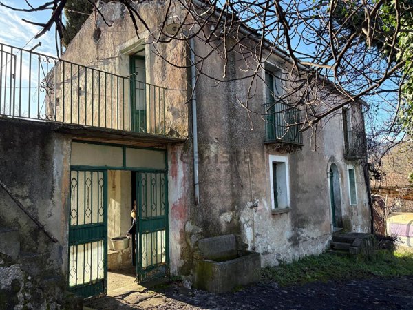 casa indipendente in vendita ad Isernia in zona Colle Cioffi