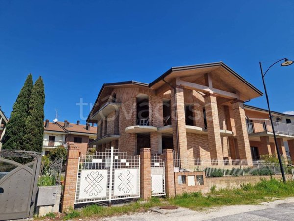 casa indipendente in vendita ad Isernia in zona Contrada Le Piane