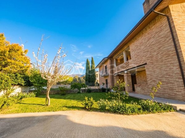 casa indipendente in vendita ad Isernia in zona Contrada Le Piane
