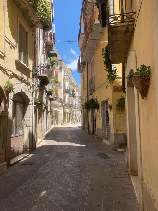 locale commerciale in vendita ad Isernia