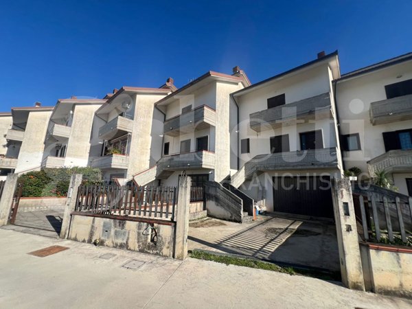 casa indipendente in vendita ad Isernia in zona Contrada Belvedere