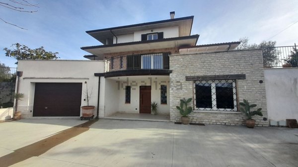 casa indipendente in vendita ad Isernia in zona Contrada Castagna