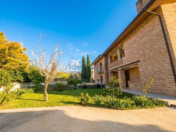 casa indipendente in vendita ad Isernia in zona Contrada Le Piane