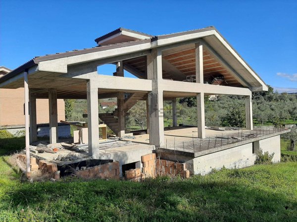 casa indipendente in vendita ad Isernia in zona Contrada Castagna
